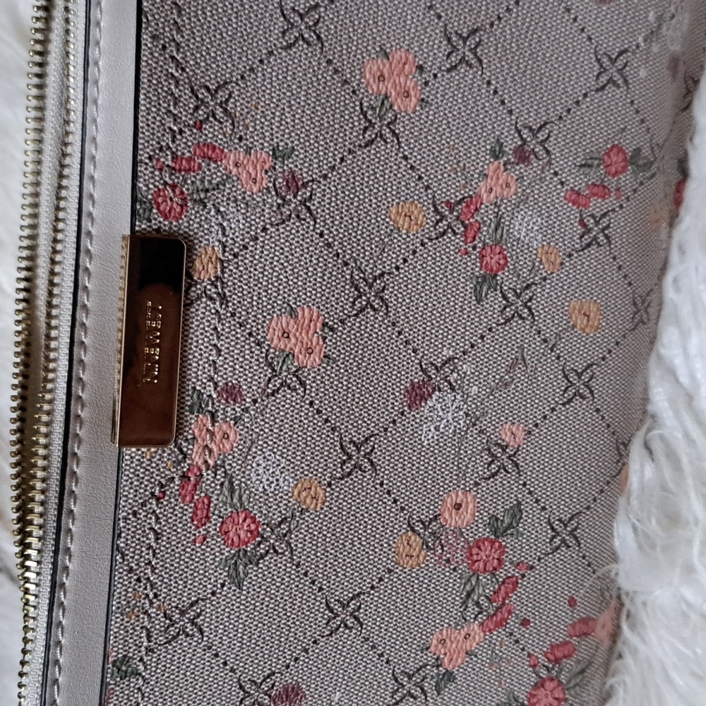 Nine West floral Spring wristlet - Picture 6 of 6